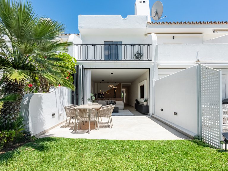 Refurbished 4-bedroom townhouse 3