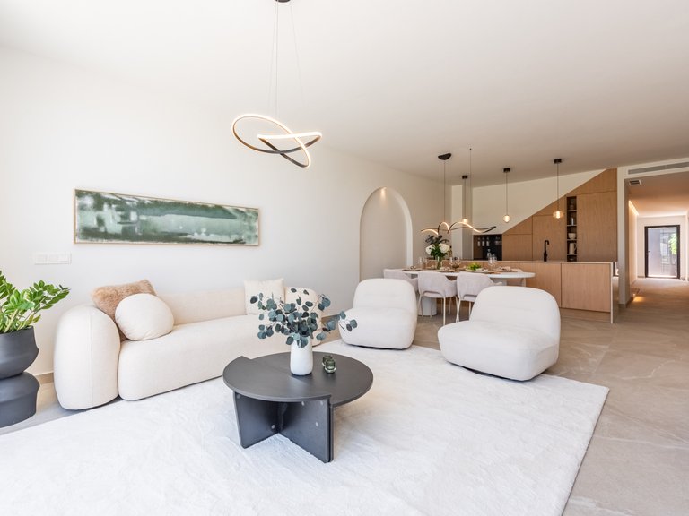 Refurbished 4-bedroom townhouse 9