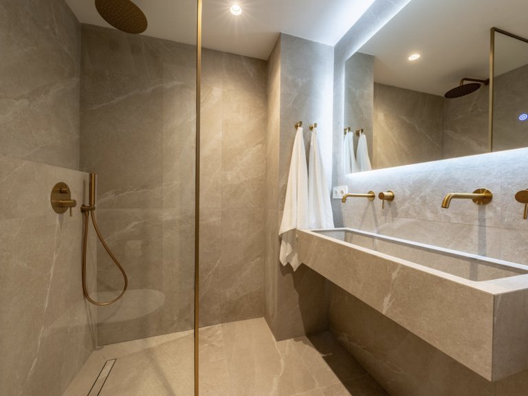 Refurbished 4-bedroom townhouse 5