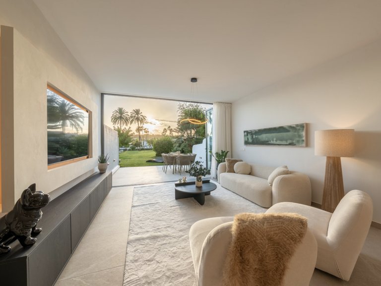 Refurbished 4-bedroom townhouse 4