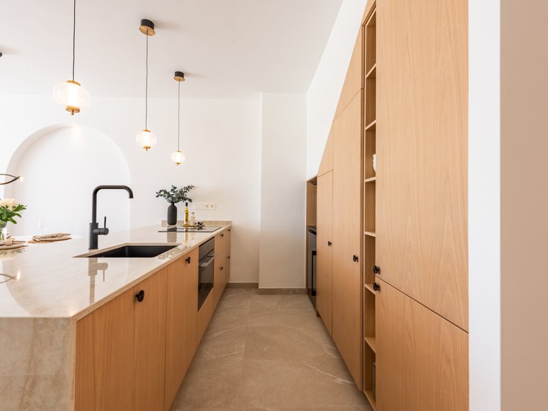 Refurbished 4-bedroom townhouse 8