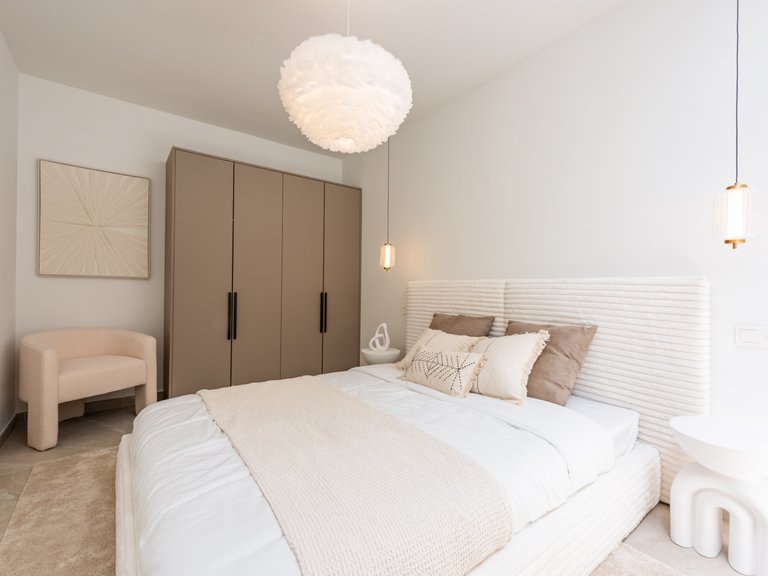 Refurbished 4-bedroom townhouse 22