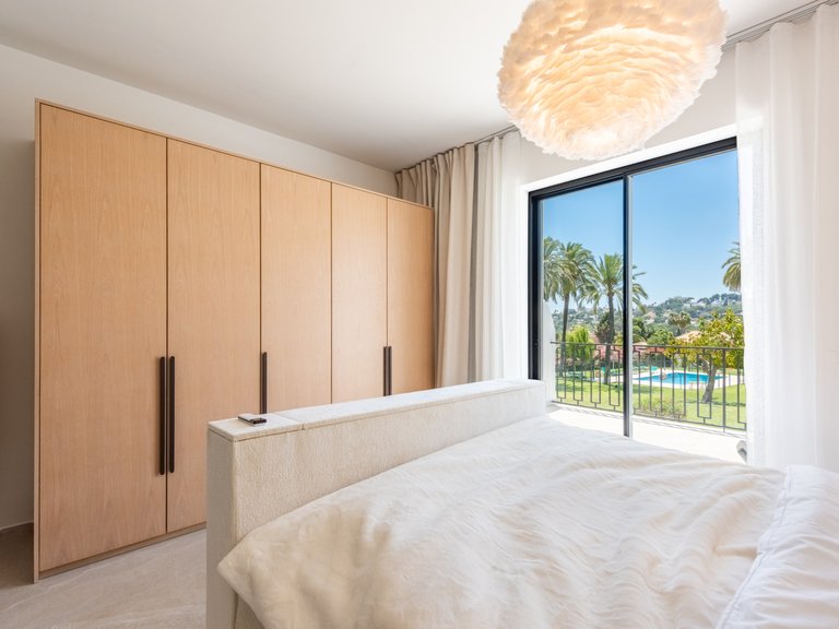 Refurbished 4-bedroom townhouse 17