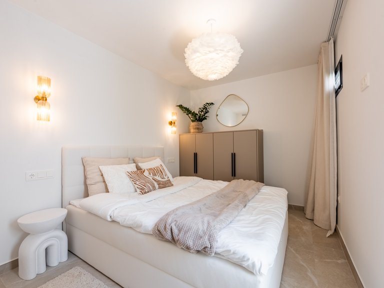 Refurbished 4-bedroom townhouse 21