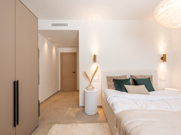 Refurbished 4-bedroom townhouse 25