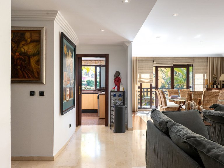 Apartamento en planta baja en Puerto Banús 2