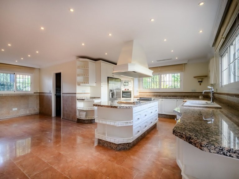 Villa for Sale in Benahavis, Malaga 14