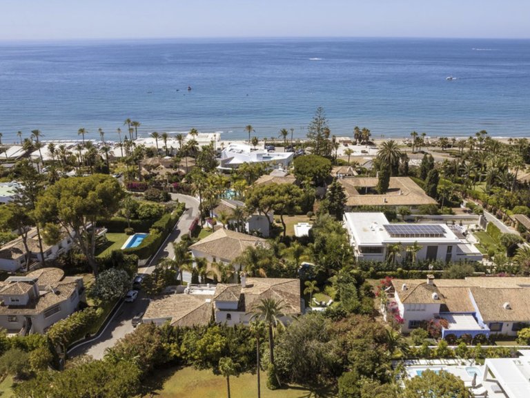 Villa for Sale in Marbella, Malaga, Marbella Este 1