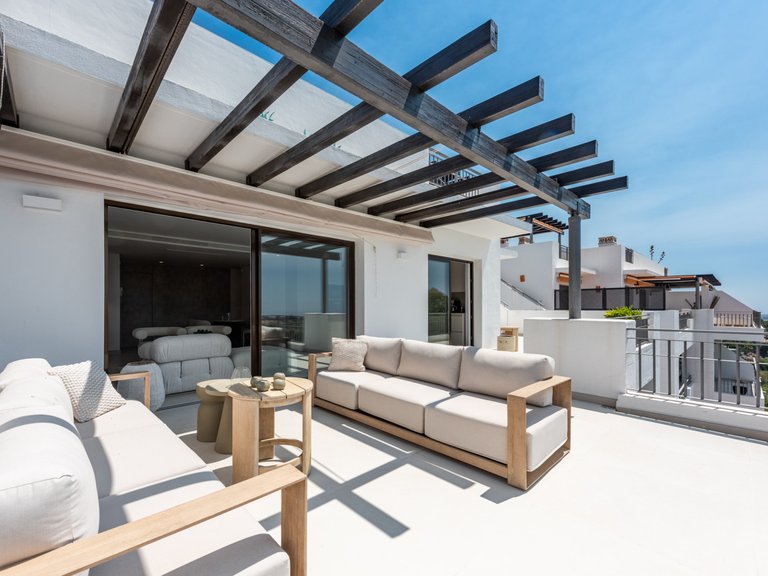 Elegante ático de dos plantas con piscina privada y vistas panorámicas – La Quinta, Benahavís 23