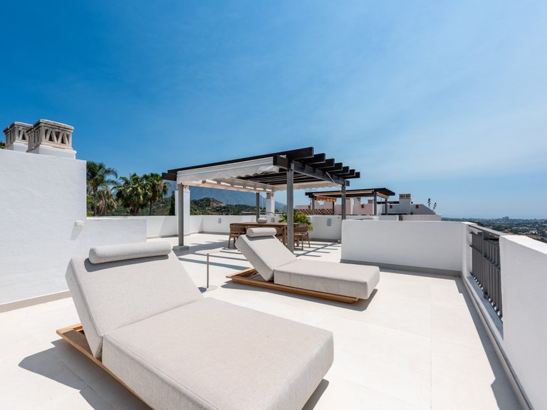 Elegante ático de dos plantas con piscina privada y vistas panorámicas – La Quinta, Benahavís 6