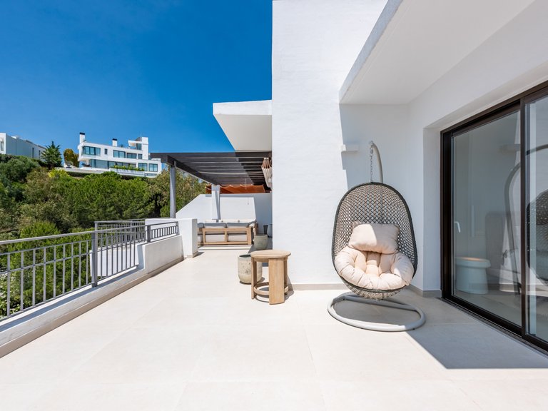 Elegante ático de dos plantas con piscina privada y vistas panorámicas – La Quinta, Benahavís 27
