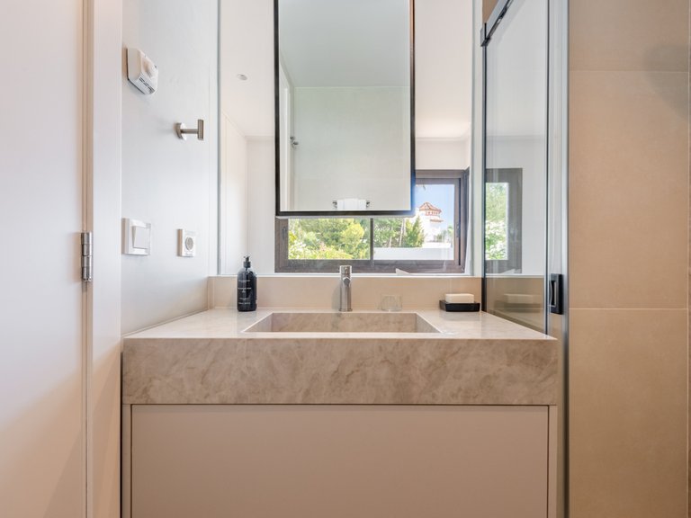 Elegante ático de dos plantas con piscina privada y vistas panorámicas – La Quinta, Benahavís 18