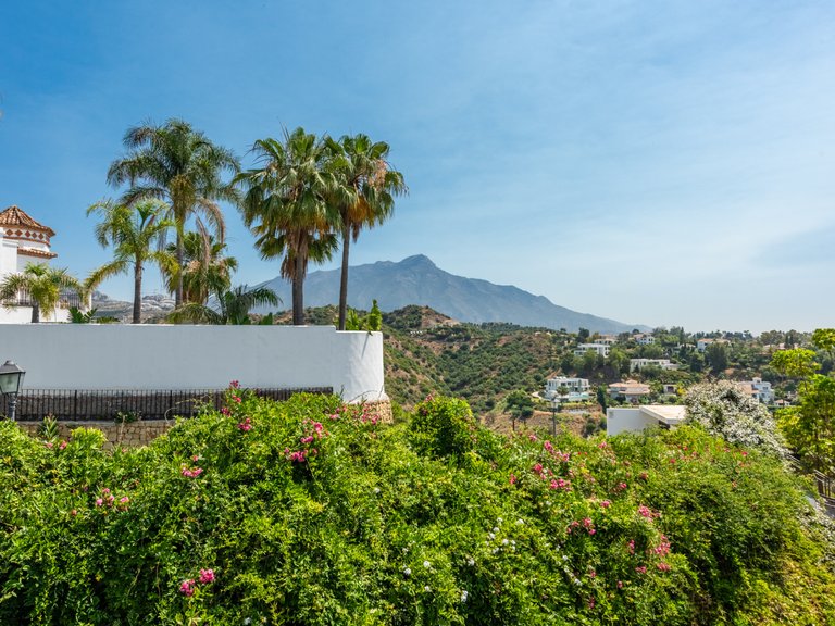Elegante ático de dos plantas con piscina privada y vistas panorámicas – La Quinta, Benahavís 36