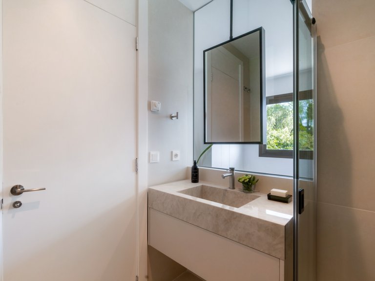 Elegante ático de dos plantas con piscina privada y vistas panorámicas – La Quinta, Benahavís 4