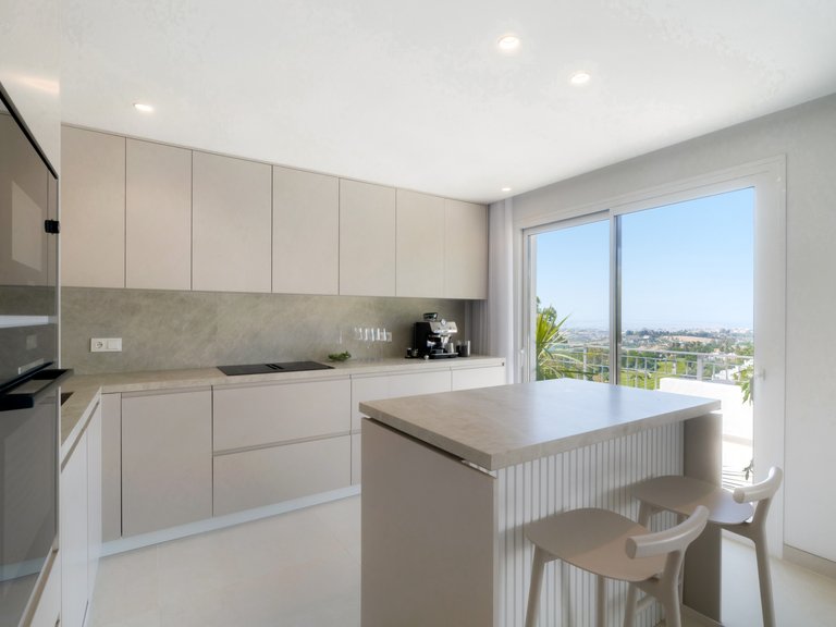 Elegante ático de dos plantas con piscina privada y vistas panorámicas – La Quinta, Benahavís 23