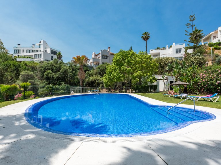 Elegante ático de dos plantas con piscina privada y vistas panorámicas – La Quinta, Benahavís 32