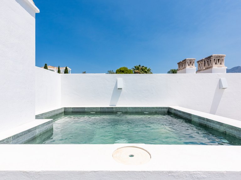 Elegante ático de dos plantas con piscina privada y vistas panorámicas – La Quinta, Benahavís 7