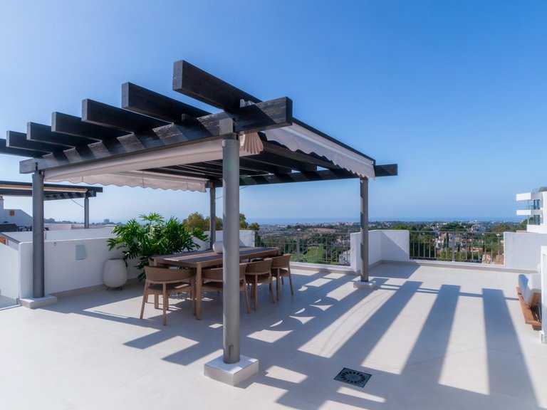 Elegante ático de dos plantas con piscina privada y vistas panorámicas – La Quinta, Benahavís 1