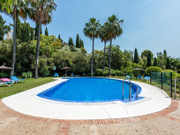 Elegante ático de dos plantas con piscina privada y vistas panorámicas – La Quinta, Benahavís 39