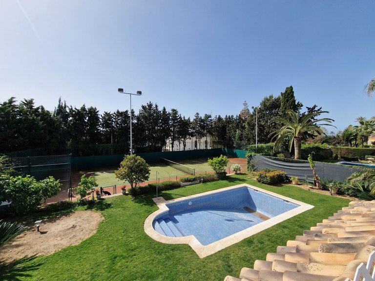 Villa nära stranden med privat tennisbana 1