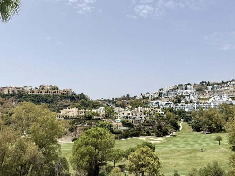 Elegant Radhus med 4 Sovrum och Panoramautsikt över Golfbanan och Havet i La Quinta Hills, Benahavís 1