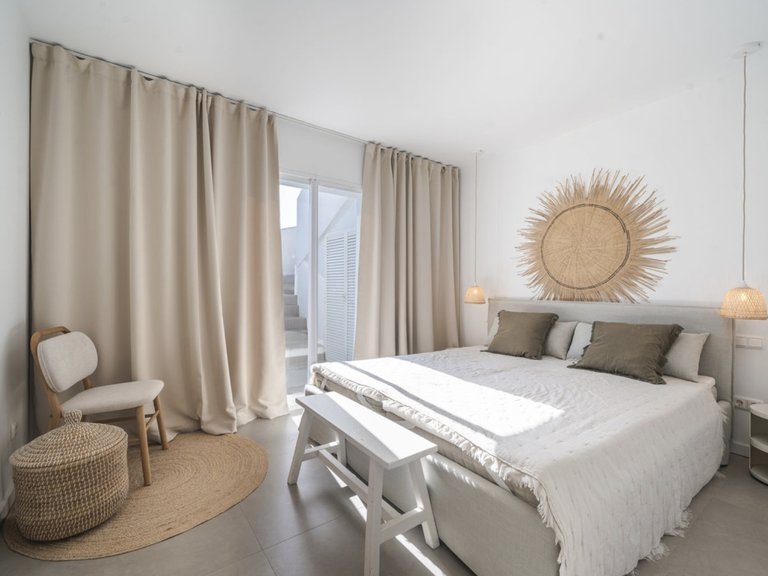 Stilren Renoverad Lägenhet med Panoramautsikt över Bergen i La Quinta, Marbella 8