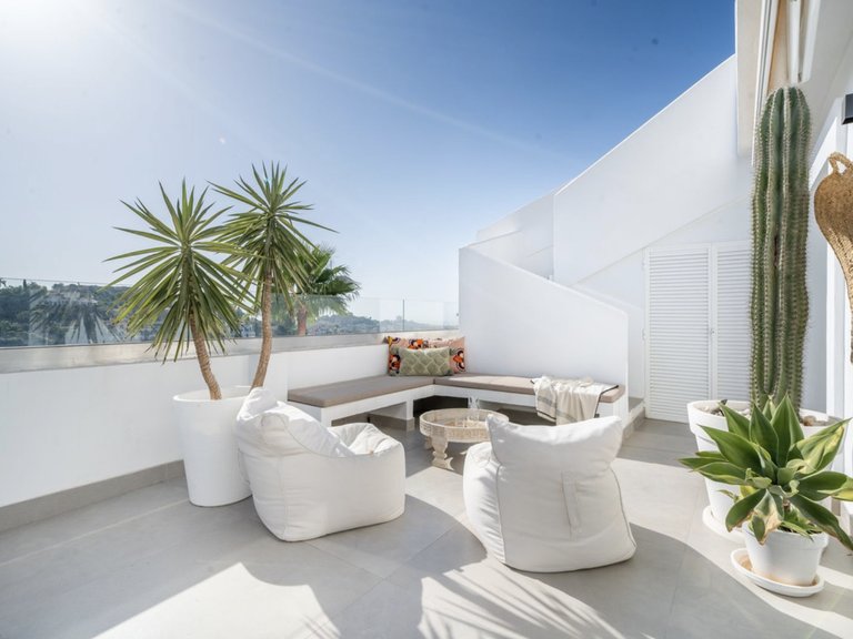 Stilren Renoverad Lägenhet med Panoramautsikt över Bergen i La Quinta, Marbella 1