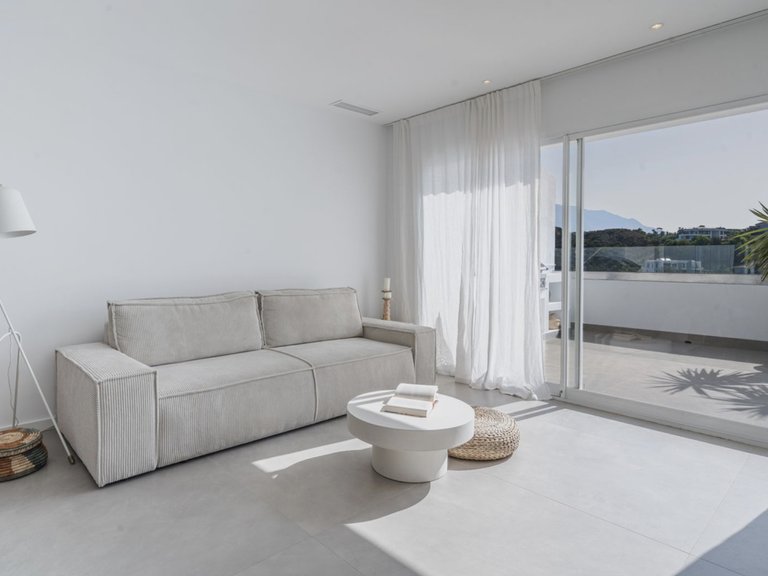 Stilren Renoverad Lägenhet med Panoramautsikt över Bergen i La Quinta, Marbella 5