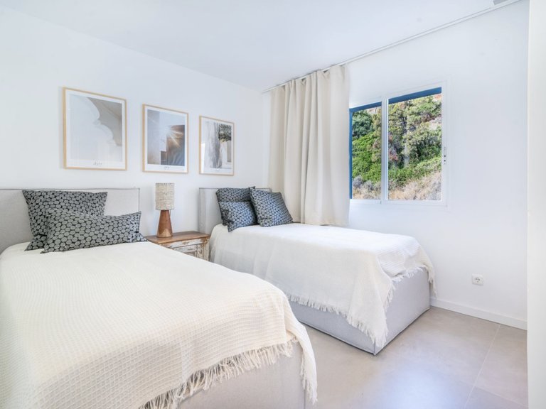Stilren Renoverad Lägenhet med Panoramautsikt över Bergen i La Quinta, Marbella 10