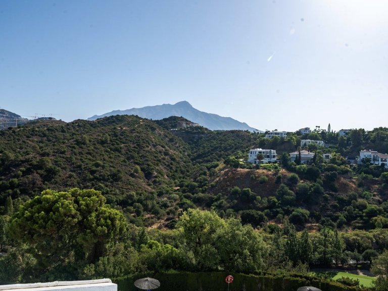 Stilren Renoverad Lägenhet med Panoramautsikt över Bergen i La Quinta, Marbella 4