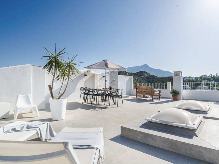 Stilren Renoverad Lägenhet med Panoramautsikt över Bergen i La Quinta, Marbella 11
