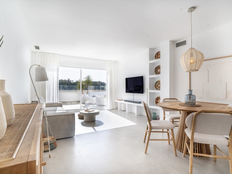 Stilren Renoverad Lägenhet med Panoramautsikt över Bergen i La Quinta, Marbella 2