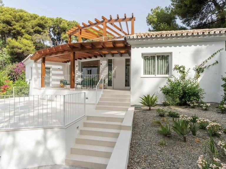 Exclusive Contemporary Villa for Sale in Huerta Belón, Marbella Centre 1