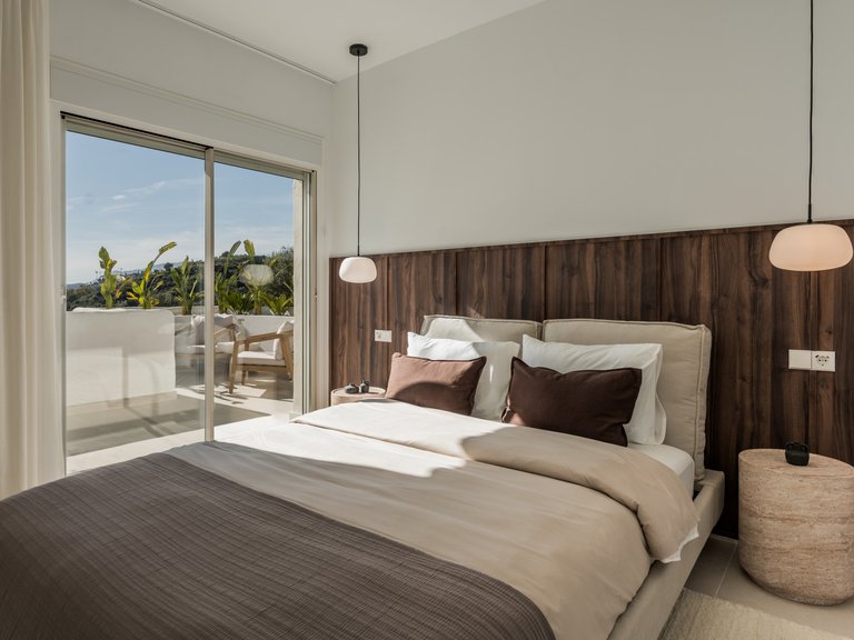 Prestigious corner duplex with panoramic sea views 11