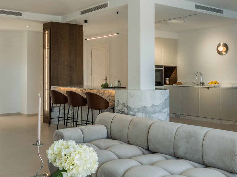 Prestigious corner duplex with panoramic sea views 32