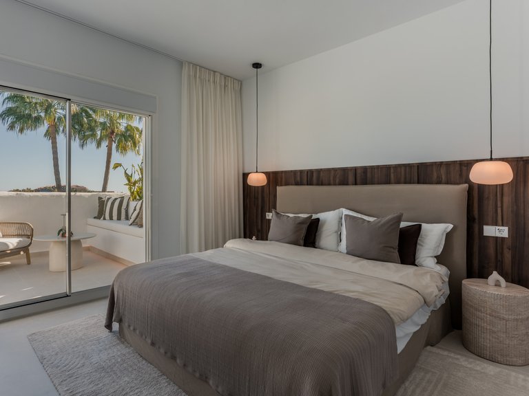Prestigious corner duplex with panoramic sea views 14