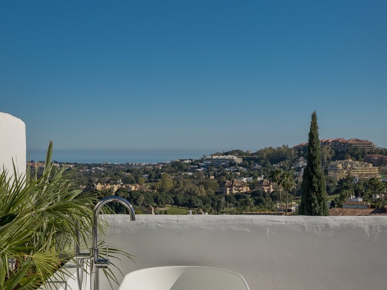 Prestigious corner duplex with panoramic sea views 21