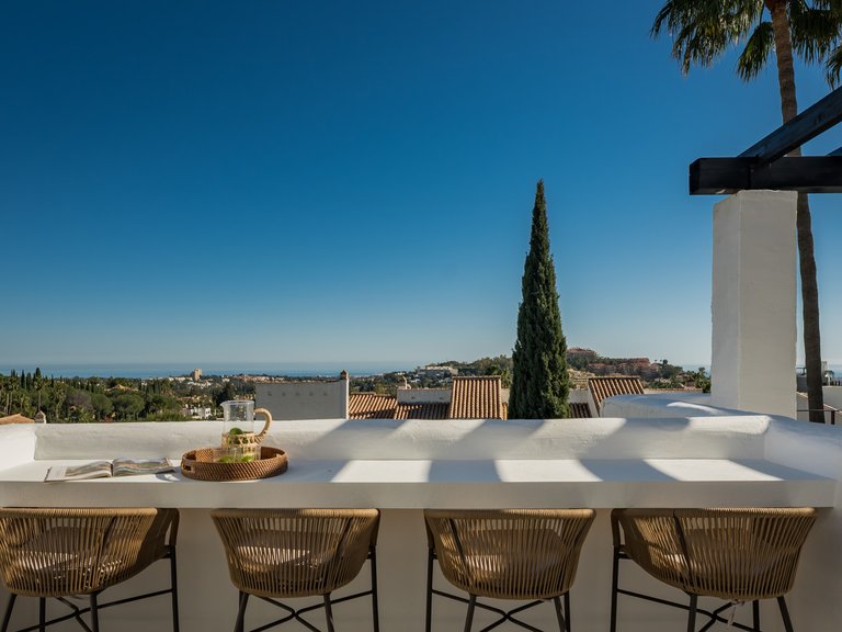 Prestigious corner duplex with panoramic sea views 5