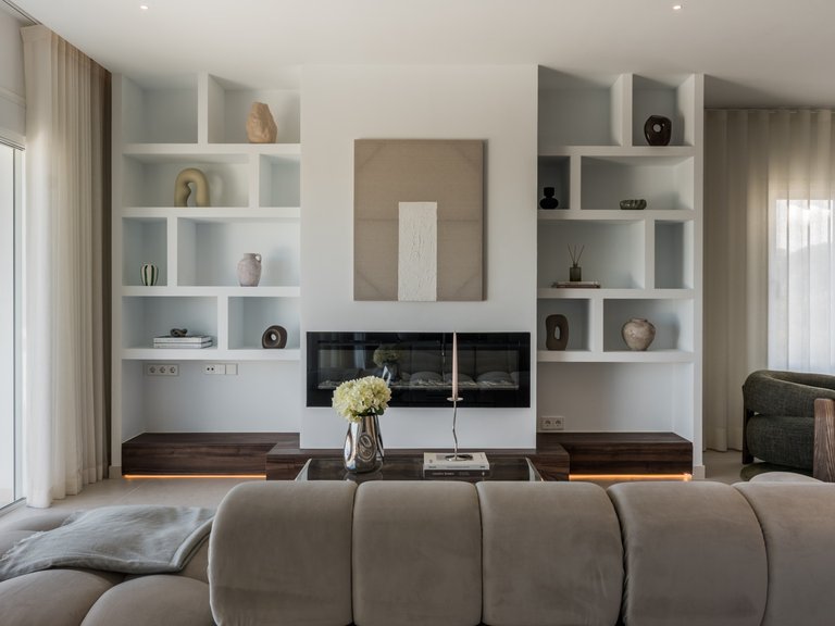 Prestigious corner duplex with panoramic sea views 29