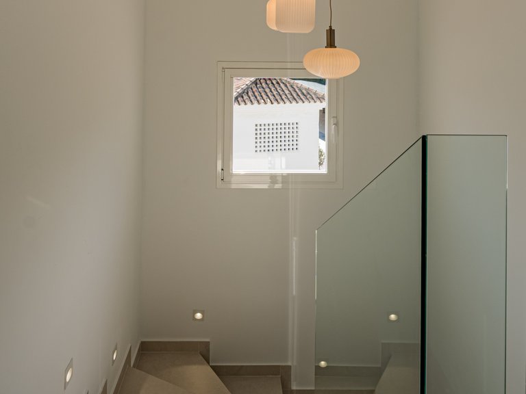 Prestigious corner duplex with panoramic sea views 23