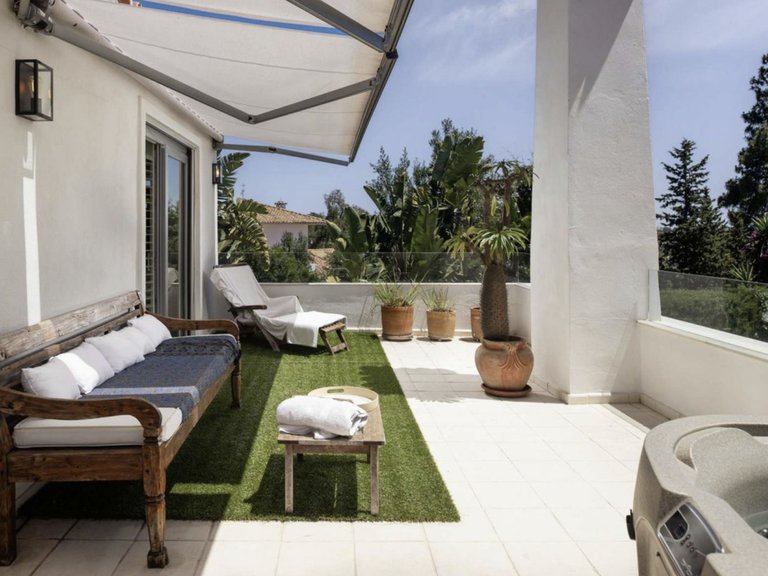 Sofistikerad Villa i Andalusisk Stil med Havsutsikt och Exklusiva Detaljer 2