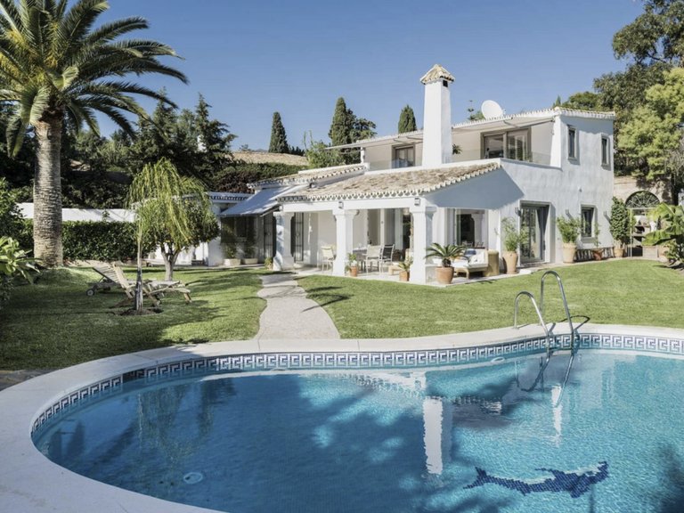Sofistikerad Villa i Andalusisk Stil med Havsutsikt och Exklusiva Detaljer 1
