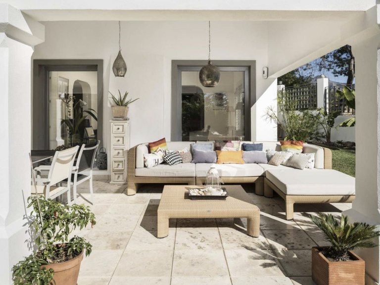 Sofistikerad Villa i Andalusisk Stil med Havsutsikt och Exklusiva Detaljer 3