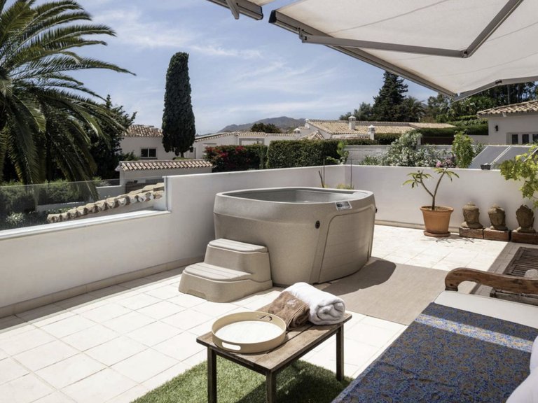 Sofistikerad Villa i Andalusisk Stil med Havsutsikt och Exklusiva Detaljer 4