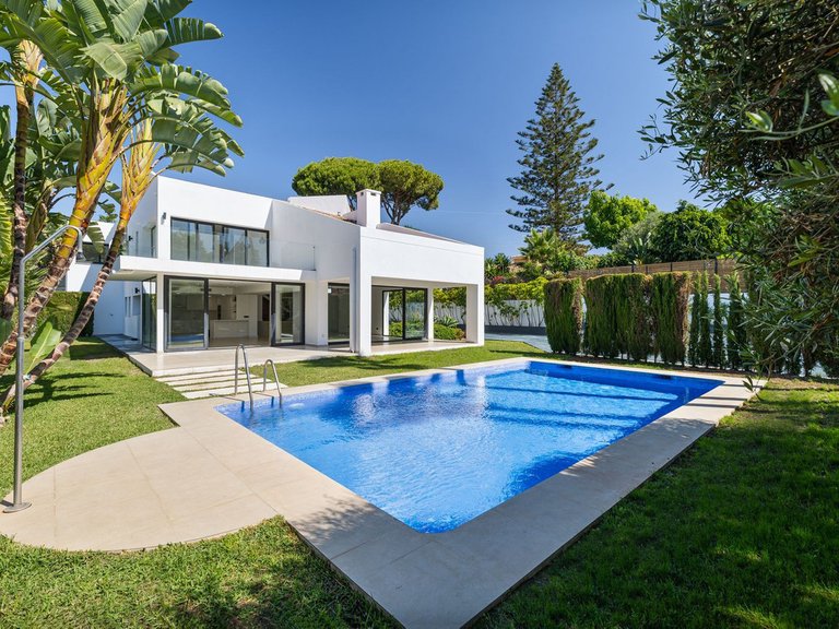 Villa for sale - beachside San Pedro 1