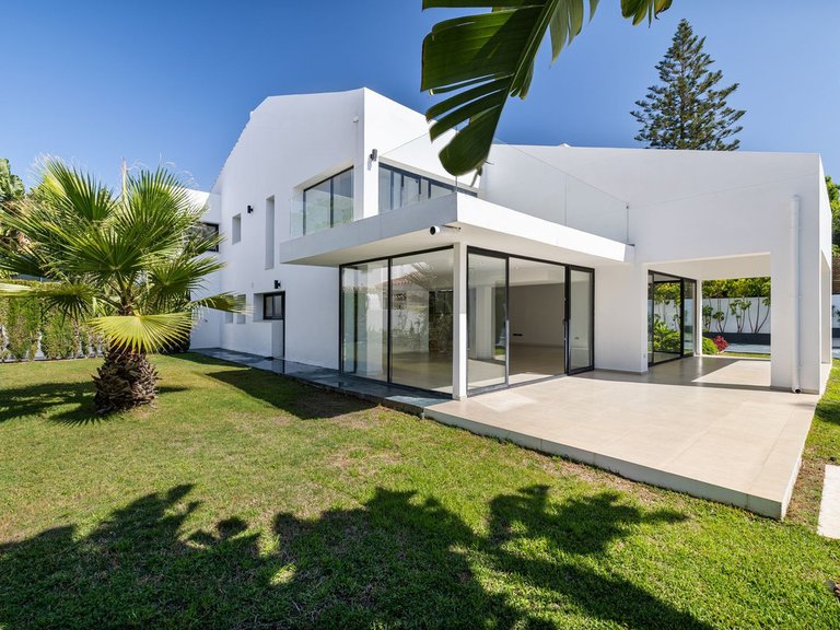 Villa for sale - beachside San Pedro 2