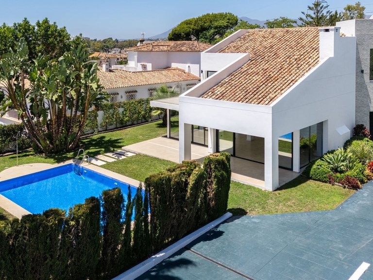 Villa for sale - beachside San Pedro 3