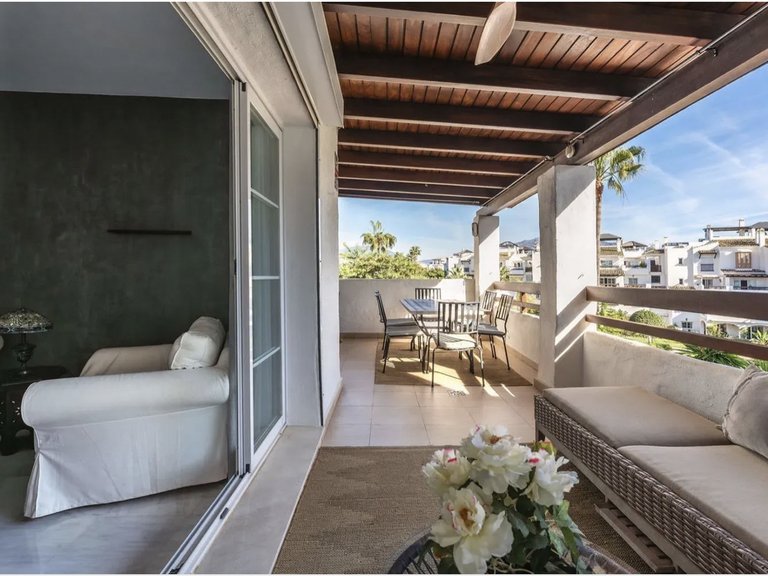 Apartamento en planta intermedia en venta en San Pedro de Alcántara 4