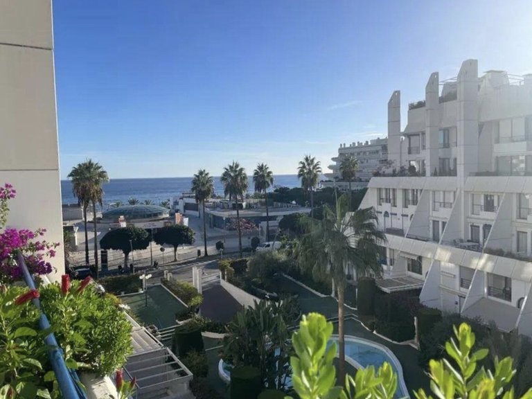 Luxurious Renovated Penthouse with Sea Views Steps from the Beach – Marbella Golden Mile 2