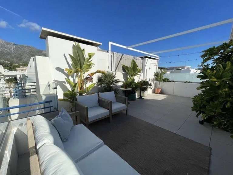 Luxurious Renovated Penthouse with Sea Views Steps from the Beach – Marbella Golden Mile 6